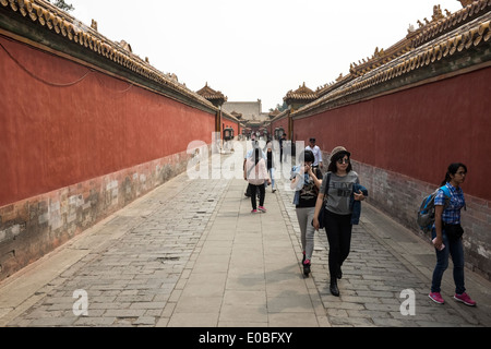 I turisti cinesi sono visibili nella Città Proibita, a Pechino, Cina Foto Stock