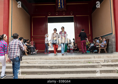 I turisti cinesi sono visibili nella Città Proibita, a Pechino, Cina Foto Stock