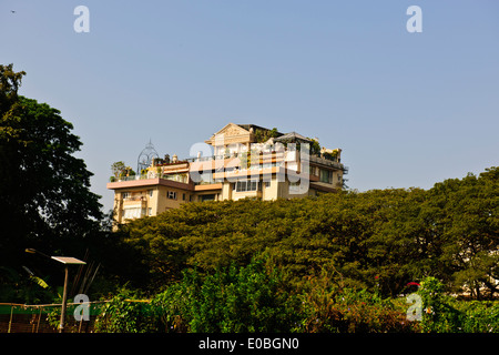 Mumbai Marine Drive viste,Appartamenti di lusso, case, Parsi torri del silenzio,alberata zona residenziale,Giardino,Mumbai,Bombay, India Foto Stock