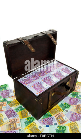Un grande petto con euro di banconote. Crisi finanziaria Crisi, debiti., Eine grosse Truhe mit Euro Banknoten. Finanzkrise, Krise, Foto Stock