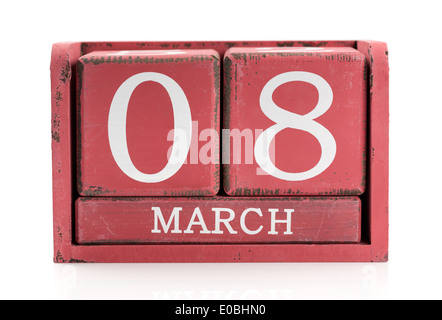 In legno rosso Calendario Marzo 8. Isolare il bianco. Foto Stock