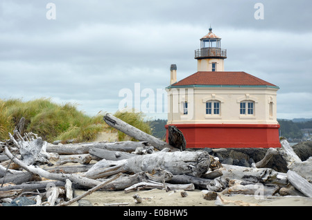 Faro e driftwood sulla costa del Pacifico Foto Stock