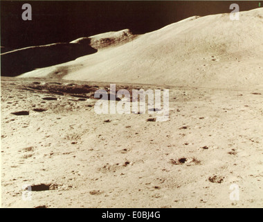 L'Apollo 15 fu la quarta missione con equipaggio ad atterrare sulla Luna, che ebbe luogo nel luglio 1971. La missione era notevole per la sua estesa esplorazione della superficie lunare, incluso l'uso del veicolo Lunar Roving. Foto Stock