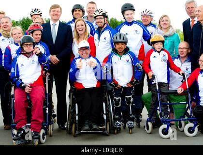 Almere, Paesi Bassi. 8 Maggio, 2014. Re olandese Willem Alexander visiti il progetto super cool! In Almere, Paesi Bassi, 8 maggio 2014. Persone con Visual e/o disabilità intellettiva erano il pattinaggio e con i rollerblade insieme ai volontari. Foto: Piscina/R.Utrecht/Albert Philip Van der Werf - /NESSUN SERVIZIO DI FILO/dpa/Alamy Live News Foto Stock