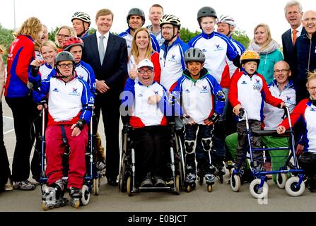 Almere, Paesi Bassi. 8 Maggio, 2014. Re olandese Willem Alexander visiti il progetto super cool! In Almere, Paesi Bassi, 8 maggio 2014. Persone con Visual e/o disabilità intellettiva erano il pattinaggio e con i rollerblade insieme ai volontari. Foto: Piscina/R.Utrecht/Albert Philip Van der Werf - /NESSUN SERVIZIO DI FILO/dpa/Alamy Live News Foto Stock