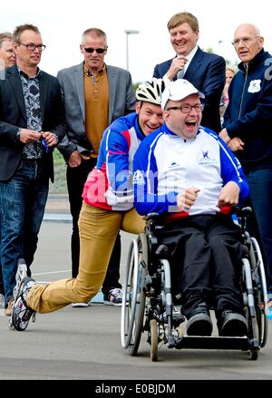 Almere, Paesi Bassi. 8 Maggio, 2014. Re olandese Willem Alexander visiti il progetto super cool! In Almere, Paesi Bassi, 8 maggio 2014. Persone con Visual e/o disabilità intellettiva erano il pattinaggio e con i rollerblade insieme ai volontari. Foto: Piscina/R.Utrecht/Albert Philip Van der Werf - /NESSUN SERVIZIO DI FILO/dpa/Alamy Live News Foto Stock