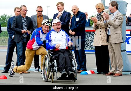 Almere, Paesi Bassi. 8 Maggio, 2014. Re olandese Willem Alexander visiti il progetto super cool! In Almere, Paesi Bassi, 8 maggio 2014. Persone con Visual e/o disabilità intellettiva erano il pattinaggio e con i rollerblade insieme ai volontari. Foto: Piscina/R.Utrecht/Albert Philip Van der Werf - /NESSUN SERVIZIO DI FILO/dpa/Alamy Live News Foto Stock