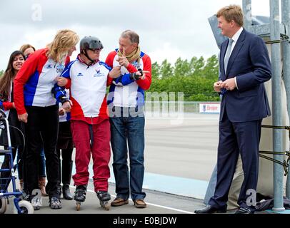 Almere, Paesi Bassi. 8 Maggio, 2014. Re olandese Willem Alexander visiti il progetto super cool! In Almere, Paesi Bassi, 8 maggio 2014. Persone con Visual e/o disabilità intellettiva erano il pattinaggio e con i rollerblade insieme ai volontari. Foto: Piscina/R.Utrecht/Albert Philip Van der Werf - /NESSUN SERVIZIO DI FILO/dpa/Alamy Live News Foto Stock