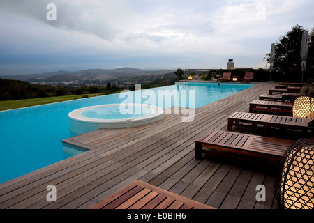 Piscina a sfioro e mazzo di Delaire Winery station wagon, Stellenbosch, Sud Africa Foto Stock