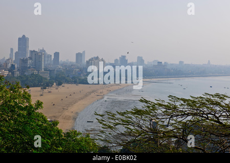Mumbai Marine Drive viste,Appartamenti di lusso, case, Parsi torri del silenzio,alberata zona residenziale,Giardino,Mumbai,Bombay, India Foto Stock