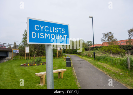 I ciclisti smontare il segno non salire sul sentiero Foto Stock