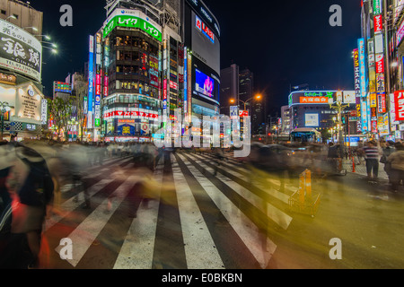 Vista notturna di Yasukuni-dori street, quartiere di Shinjuku a Tokyo, Giappone Foto Stock