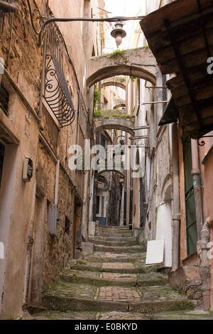 Sanremo, Italia, Europa - 16 Aprile 2014 : vista panoramica di un vicolo tra vecchie case di Sanremo, Liguria Foto Stock