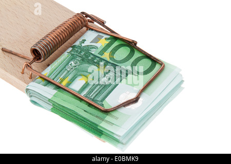 Un sacco di euro di banconote in un mousetrap. Su sfondo bianco, Viele Euro Geldscheine in einer Mausefalle. Auf weissem Hinterg Foto Stock