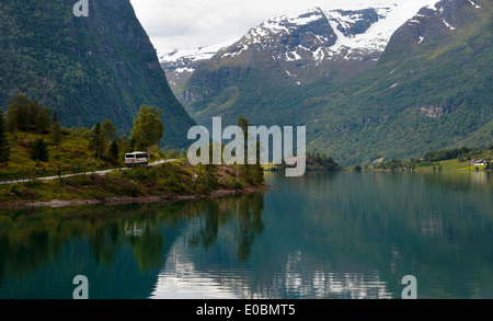 Vista del fiordo e delle montagne in Olden, Norvegia Foto Stock
