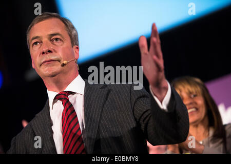 Londra, Regno Unito. Il 7 maggio, 2014. Nigel Farage, il leader dell'UKIP, Regno Unito Indepenence partito, risolve la parte fedele, campagne come un anti partito razzista mentre contro l'immigrazione e l'UE. La parte anteriore di righe della hall sono riempiti con multi etnico sostenitori per rafforzare il messaggio. Credito: Mike Abrahams/Alamy Live News Foto Stock