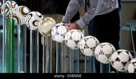 Fuerth, Germania. 08 Maggio, 2014. Gazzetta palloni da calcio degli ultimi mondiali di calcio sono illustrati durante la riunione generale di articoli sportivi adidas produttore in Fuerth, Germania, 08 maggio 2014. © dpa/Alamy Live News Foto Stock