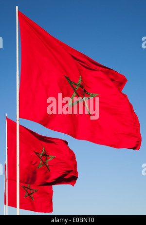 Bandiere nazionali del Marocco al di sopra di cielo blu chiaro Foto Stock