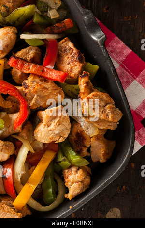 In casa le fajitas di pollo con verdure e tortillas Foto Stock