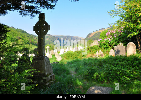 Celtic croce si erge sopra la valle di Glendalough in Wicklow, Irlanda Foto Stock