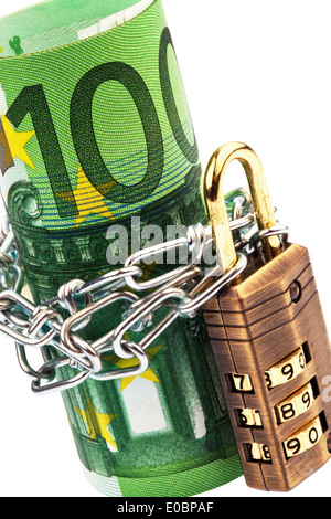 Diversi 100 euronotes con catena e lucchetto., Mehrere 100 Euroscheine mit Kette und Vorhaengeschloss. Foto Stock