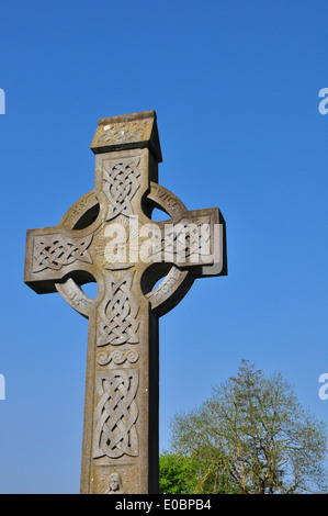 Celtic Cross contro il cielo blu Foto Stock