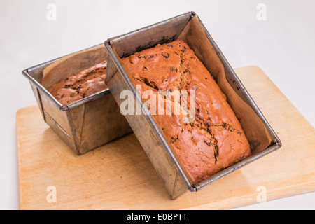 Frutto tradizionale pani in lattine/pentole cotti pronti, impostato su una tavola di legno ( 3 di 19) Foto Stock