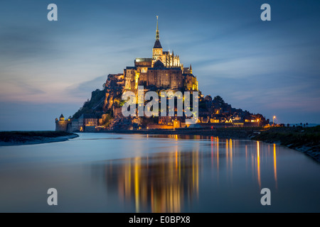 Twilight oltre Le Mont Saint Michel, Normandia Francia Foto Stock