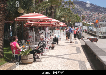 Cafe presso la marina promenade Funchal Madeira Foto Stock