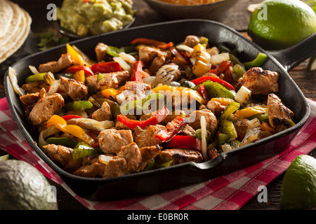 In casa le fajitas di pollo con verdure e tortillas Foto Stock