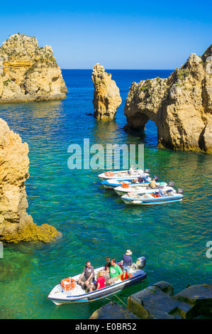 Le imbarcazioni turistiche Ponta da Piedade rock cliffs vicino a Lagos Algarve Portogallo UE Europa Foto Stock