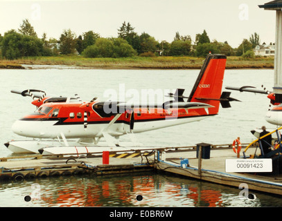 Il de Havilland DHC-6 Twin Otter, immatricolato C-GENT, è un versatile velivolo bimotore utilizzato per il trasporto regionale. Gestito da Harbour Air, la Twin Otter è famosa per le sue capacità di decollo e atterraggio brevi, il che lo rende ideale per l'accesso ad aree remote. Foto Stock