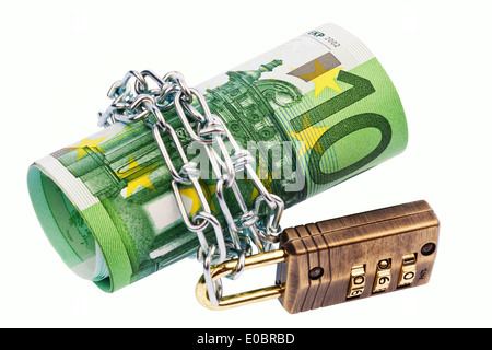 Diversi 100 euronotes con catena e lucchetto., Mehrere 100 Euroscheine mit Kette und Vorhaengeschloss. Foto Stock