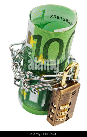 Diversi 100 euronotes con catena e lucchetto., Mehrere 100 Euroscheine mit Kette und Vorhaengeschloss. Foto Stock