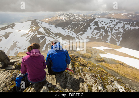 Guardando verso Beinn Ghlas, Meall Corranaich e Meall nan Tarmachana, Munro da Ben Lawers sopra Loch Tay Foto Stock