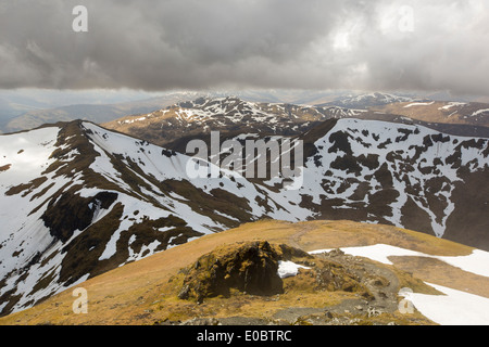 Guardando verso Beinn Ghlas, Meall Corranaich e Meall nan Tarmachana, Munro è sul lato di Ben Lawers sopra Loch Tay Foto Stock