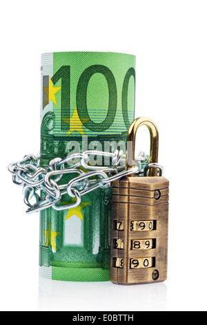 Diversi 100 euronotes con catena e lucchetto., Mehrere 100 Euroscheine mit Kette und Vorhaengeschloss. Foto Stock