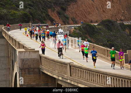 I corridori cross Bixby ponte sulla autostrada 1 che è la metà del 2014 Big Sur Marathon - Big Sur, CALIFORNIA Foto Stock