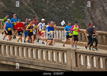 I corridori cross Bixby ponte sulla autostrada 1 che è la metà del 2014 Big Sur Marathon - Big Sur, CALIFORNIA Foto Stock