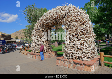 Arch fatta di Wapiti o Elk corna di cervo (Cervus canadensis, Cervus elaphus canadensis), Jackson, Wyoming USA Foto Stock