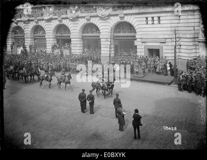 Australian le truppe montate in avvicinamento al palco ufficiale di Londra, 1919 Foto Stock