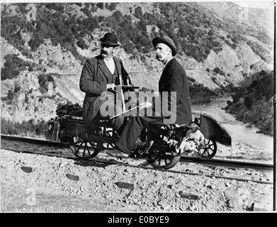 William Williams su una linea ferroviaria jigger, coniglio a caccia di Otago, ca 1900 Foto Stock