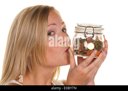 Una giovane donna consente di risparmiare denaro e di monete in euro per il futuro. Precauzione e salvare Foto Stock