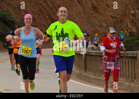 I corridori cross Bixby ponte sulla autostrada 1 che è la metà del 2014 Big Sur Marathon - Big Sur, CALIFORNIA Foto Stock