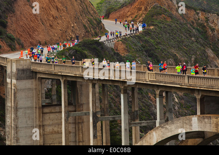 I corridori cross Bixby ponte sulla autostrada 1 che è la metà del 2014 Big Sur Marathon - Big Sur, CALIFORNIA Foto Stock