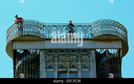 I turisti sulla osservazione piattaforma di osservazione della neogotica Elevador de Santa Justa Lisbona Portogallo Europa occidentale Foto Stock