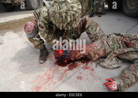 Combattimento militare applicazione Tourniquet C-A-T bean utilizzato dalla British Army medics su un esercizio di formazione prima di bean distribuito Foto Stock