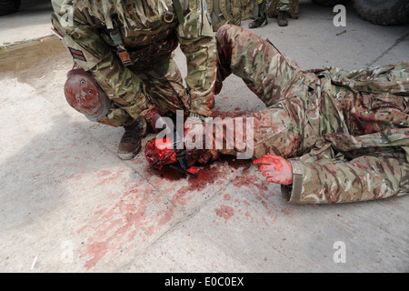 Combattimento militare applicazione Tourniquet C-A-T bean utilizzato dalla British Army medics su un esercizio di formazione prima di bean distribuito Foto Stock