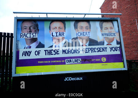 Nottingham, UK,08 Maggio 2014.UKIP elezione europea billboard è stato danneggiato nell'area interna della città di Radford Nottingham. Credito: Ian Francesco/Alamy Live News Foto Stock