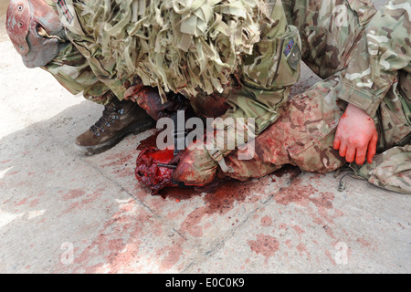 Combattimento militare applicazione Tourniquet C-A-T bean utilizzato dalla British Army medics su un esercizio di formazione prima di bean distribuito Foto Stock